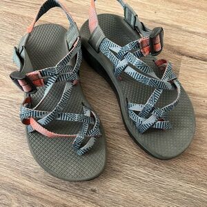 Women’s chacos size 6